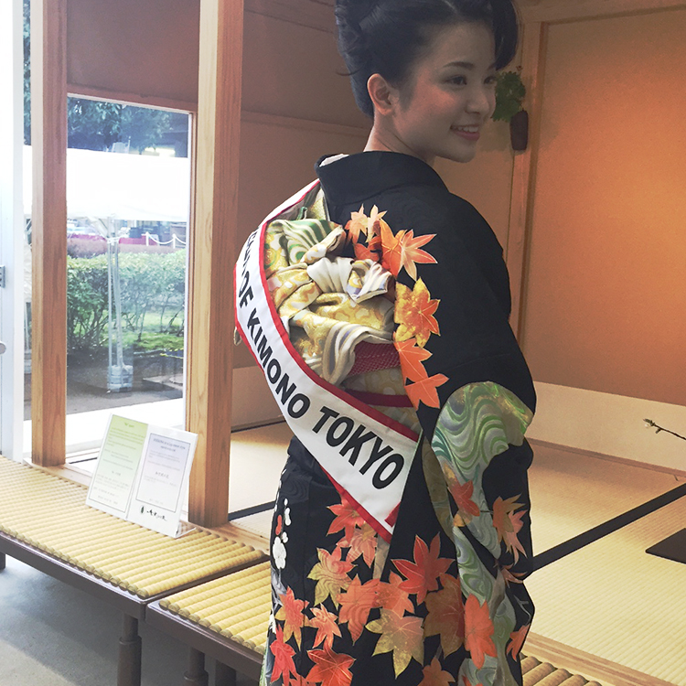 琳派流水地紋の五枚朱子で製作、東京きものの女王着用琳派流水の振袖