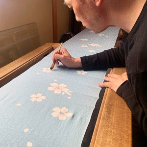 伊と幸製「松岡姫」の地白を生かした桜模様の手描き京友禅お振袖の制作風景